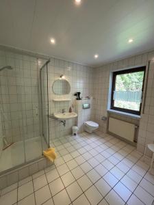 拜尔施泰因Ferienhaus Jobelius的带淋浴、盥洗盆和卫生间的浴室