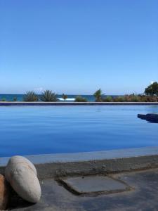 巴拉奥纳省圣克鲁斯Hotel Al Mare的享有带岩石的游泳池的景色