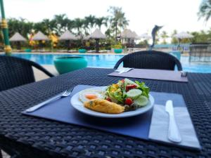 芭东海滩Andaman sea view private的桌边桌边的一块食物