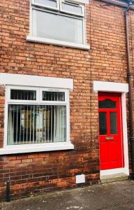 贝尔法斯特Cosy House, Lisburn Road的红门和窗户的砖砌建筑