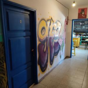 门多萨rafa's house的墙上涂有涂鸦的蓝色门