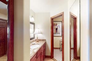 克雷斯特德比特Skyland Studio的一间带水槽和镜子的浴室