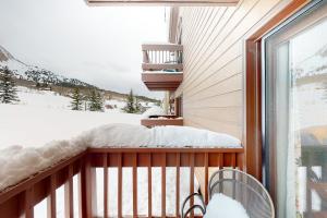 克雷斯特德比特Skyland Studio的阳台设有雪盖长凳和窗户。