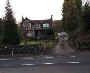 阿尔弗斯顿Tudor Cottage, Newby Bridge的路边的房子