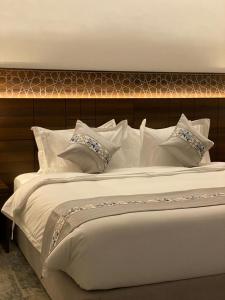麦地那فندق اسين的一张白色的大床,配有白色枕头