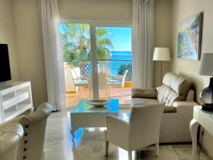 锡蒂奥卡拉翁达MI CAPRICHO A12 BEACHFRONT - Apartment with sea view- Costa del Sol的客厅配有沙发和桌子