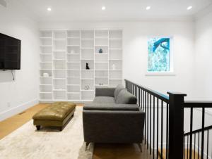 兰利The Fernridge Estate: 5BD Family Retreat!的客厅配有沙发和椅子