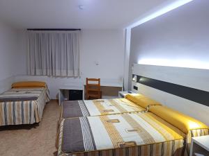 Alcorisa城堡餐厅及酒店的酒店客房,配有两张床和椅子
