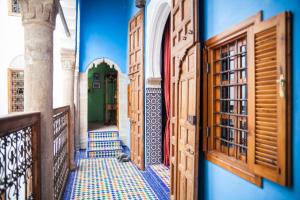 拉巴特Dar Shaeir的一条拥有蓝色墙壁和木门的小巷