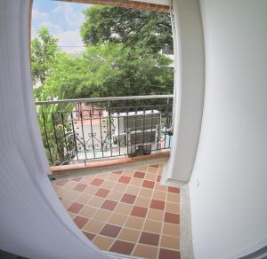 卡利Edificio Vida Nueva的开放式窗户,享有阳台的景色