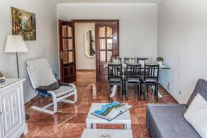 塞维利亚Apartamento New Folch Sevilla A的客厅配有沙发和桌椅