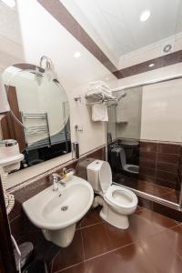 巴统艾菲尔酒店的一间带卫生间和水槽的浴室
