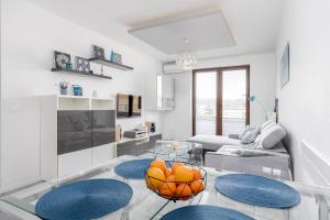 克拉科夫Chill Apartment - Ludwika Rydygiera的白色的客厅配有玻璃桌和蓝色调