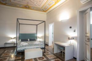 热那亚Il Giardino della Tartaruga的一间卧室设有一张床和格子天花板