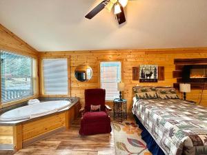 帕克伍德Packwood Lodge & Cabins的一间卧室配有一张床和一个浴缸,毗邻
