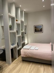 米兰#milanodabere Urban Loft的卧室配有床和白色架子