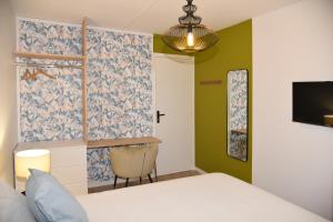 特鲁瓦Les Chambres de Troyes - Parking Free Fibre Netflix的一间卧室配有一张床,墙上配有电视