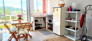 佩尼亚LUGAR的厨房配有桌椅和冰箱。