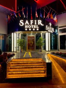 锡利夫里Safir Hotels Silivri的夜晚,坐在前面的长凳上