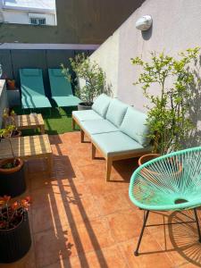 里斯本克鲁兹公寓的天井设有蓝色的沙发、椅子和植物