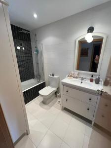 宏达瑞比亚Kobentu Berri by Smiling Rentals的白色的浴室设有卫生间、水槽和浴缸。