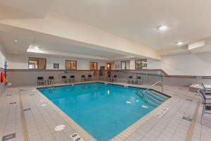 伯灵顿伯灵顿贝斯特韦斯特酒店的医院里的一个大型游泳池