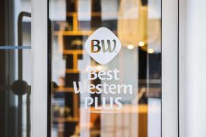 哥本哈根Best Western Plus Airport Hotel的玻璃门上的标志,上面写着最西边的灯