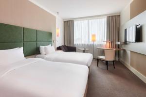 什切青丽笙布鲁什切青酒店的酒店客房设有两张床和电视。