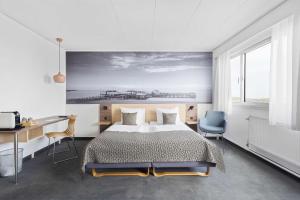 哥本哈根Best Western Plus Airport Hotel的卧室配有一张床、一张桌子和椅子