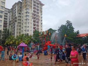马六甲Bayou lagoon Muslim Apartment的一群儿童在游乐场玩耍