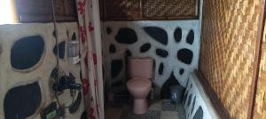 特特巴图Mysha Guest House-Lombok的一间客房内的粉红色卫生间