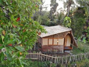 AmbenganEco Hut by Valley and 7 Waterfalls的森林中间的小房子