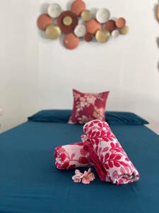 波拉波拉Bora Bora Hiva Home的一张带红色和白色枕头的床