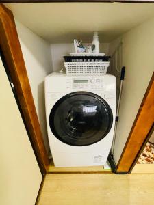 东京池袋至近完全貸切一軒家的小房间里的洗衣机和烘干机