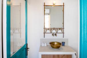 休达德亚La Cayena Rooms的一间带水槽和镜子的浴室