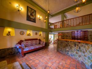 奥兰太坦波Sol Ollantay Exclusive Hotel的带沙发和楼梯的客厅