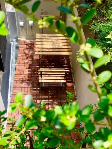 东京Ken's Place四谷的砖砌庭院上两把木凳子