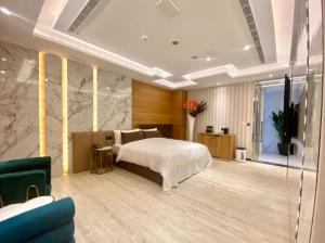 新竹珐何精品旅馆的一间大卧室,配有一张床和一张沙发