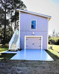 St. Helena IslandSecluded Tiny House by the Marsh with Hunting Island Beach Pass的车库的一侧设有大门