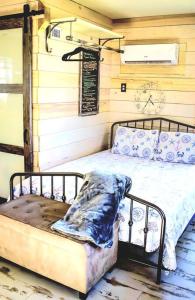 Secluded Tiny House by the Marsh with Hunting Island Beach Pass客房内的一张或多张床位