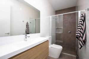 PlymptonLuxury private ensuite room close to Airport,City, Genelg Beach的浴室配有卫生间、盥洗盆和淋浴。