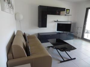 塞特港Appartement Sète, 2 pièces, 4 personnes - FR-1-472-113的客厅配有沙发和书桌及电视
