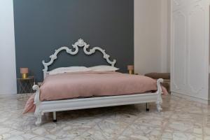 巴里Interno 9的卧室配有白色床和粉色毯子