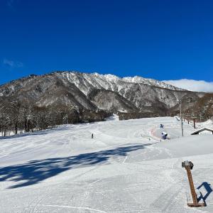安昙野市天然温泉付き 北アルプスの麓安曇野 貸切一棟貸 70型スクリーン完備 フモトノイエ的一座雪覆盖的滑雪场,其背景是一座山