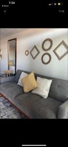 恩塞纳达港Chalet Castello的客厅配有沙发和墙上的镜子