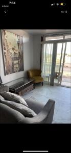 恩塞纳达港Chalet Castello的一间带两张床和一张沙发的客厅