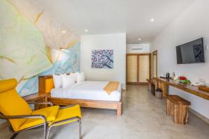 吉利特拉旺安Pearl Sunset Resort的酒店客房,配有一张床和两把椅子