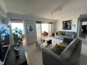 黄金海岸Stunning 2 bedroom Ocean View Apartment的客厅配有沙发和桌子