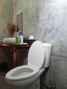 爱妮岛Surf and Skate Duli El Nido By Kiteclub Palawan的浴室配有白色卫生间和盥洗盆。