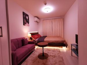东京KIKI HOUSE 新小岩的一间带床和沙发的小卧室